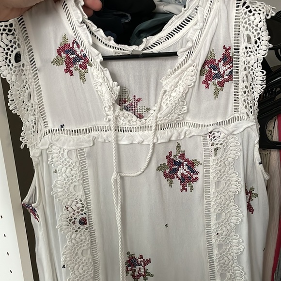 Pale sky beautiful lace edged tank top - Picture 4 of 4